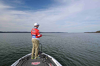 Kentucky Lake’s vast main lake flats and shallow bays give visiting anglers a lot of options to catch bass in thin water.